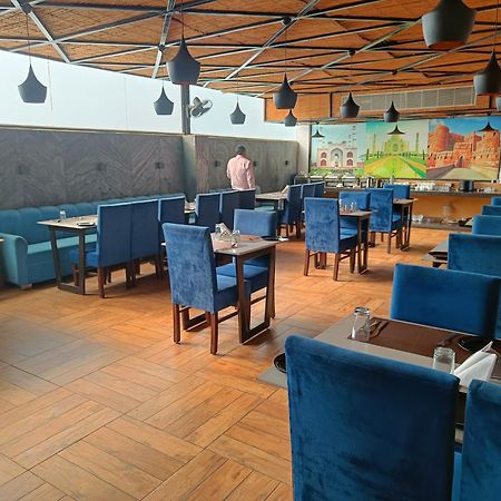 Nhà mặt đất 400 m² 21 phòng ngủ, 21 phòng tắm riêng ở Tajganj Agra  Ngoại thất bức ảnh