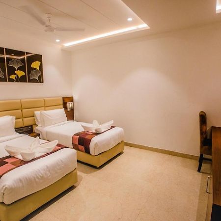 Nhà mặt đất 400 m² 21 phòng ngủ, 21 phòng tắm riêng ở Tajganj Agra  Ngoại thất bức ảnh