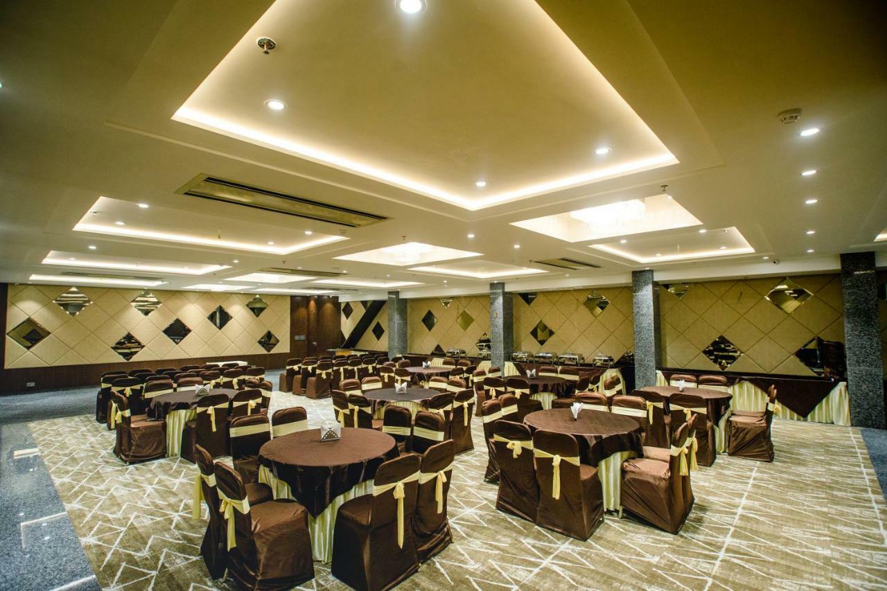 Nhà mặt đất 400 m² 21 phòng ngủ, 21 phòng tắm riêng ở Tajganj Agra  Ngoại thất bức ảnh