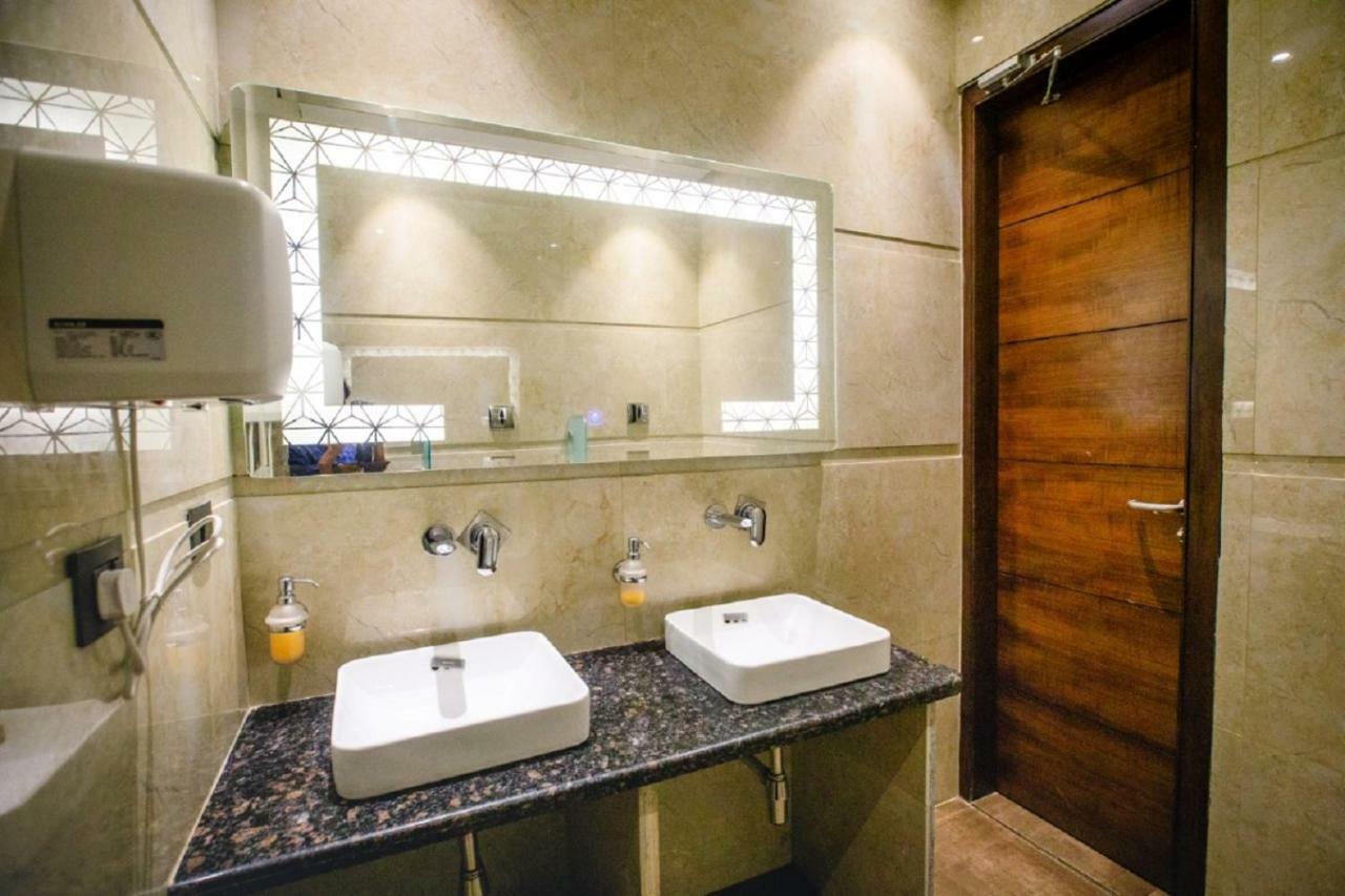 Nhà mặt đất 400 m² 21 phòng ngủ, 21 phòng tắm riêng ở Tajganj Agra  Ngoại thất bức ảnh