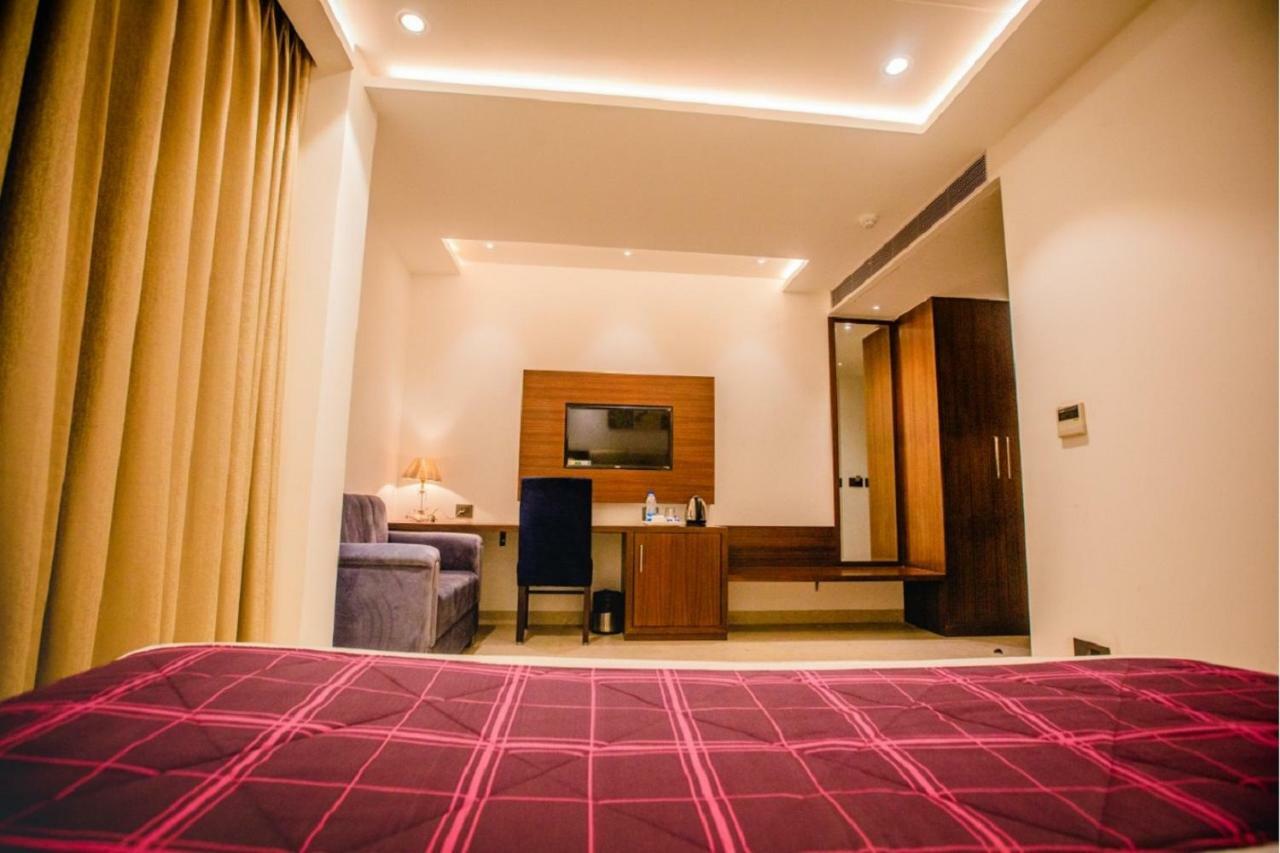 Nhà mặt đất 400 m² 21 phòng ngủ, 21 phòng tắm riêng ở Tajganj Agra  Ngoại thất bức ảnh