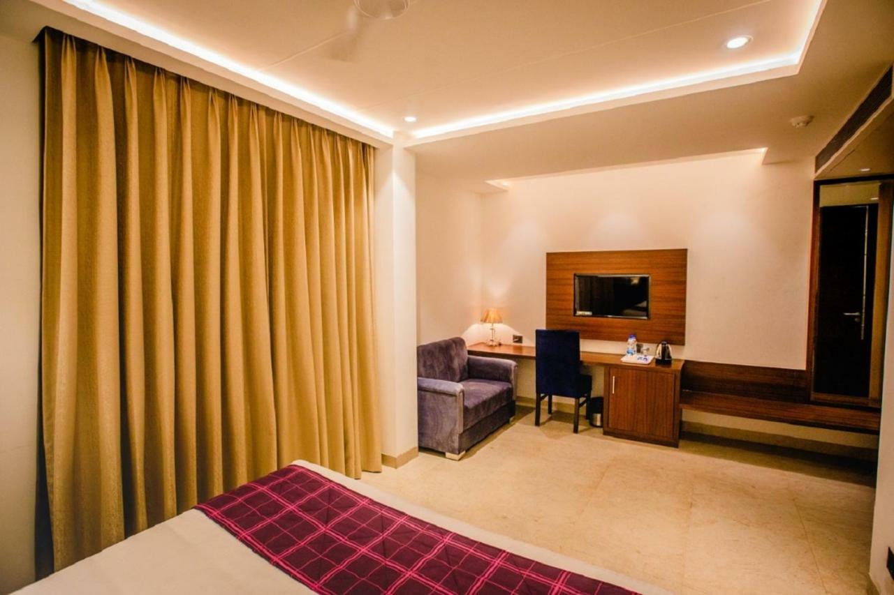 Nhà mặt đất 400 m² 21 phòng ngủ, 21 phòng tắm riêng ở Tajganj Agra  Ngoại thất bức ảnh