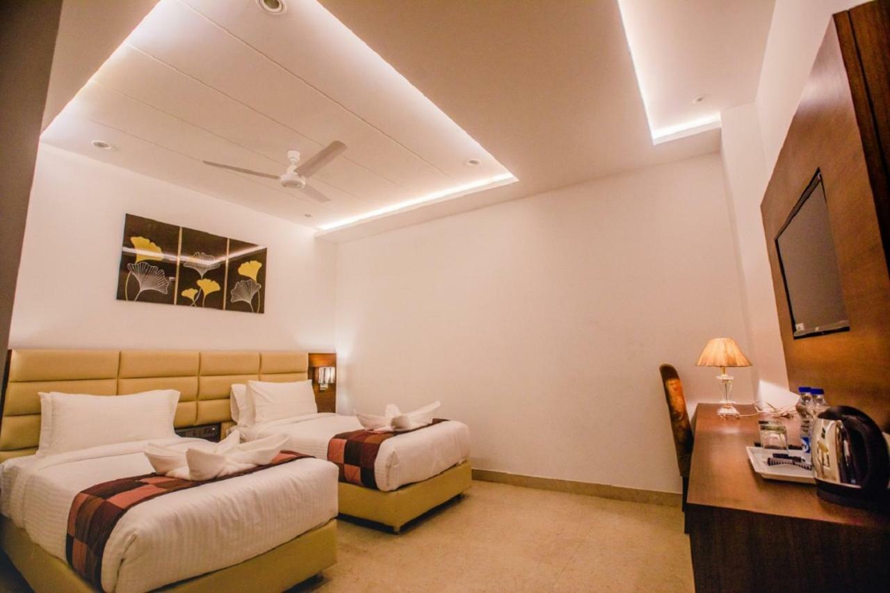Nhà mặt đất 400 m² 21 phòng ngủ, 21 phòng tắm riêng ở Tajganj Agra  Ngoại thất bức ảnh