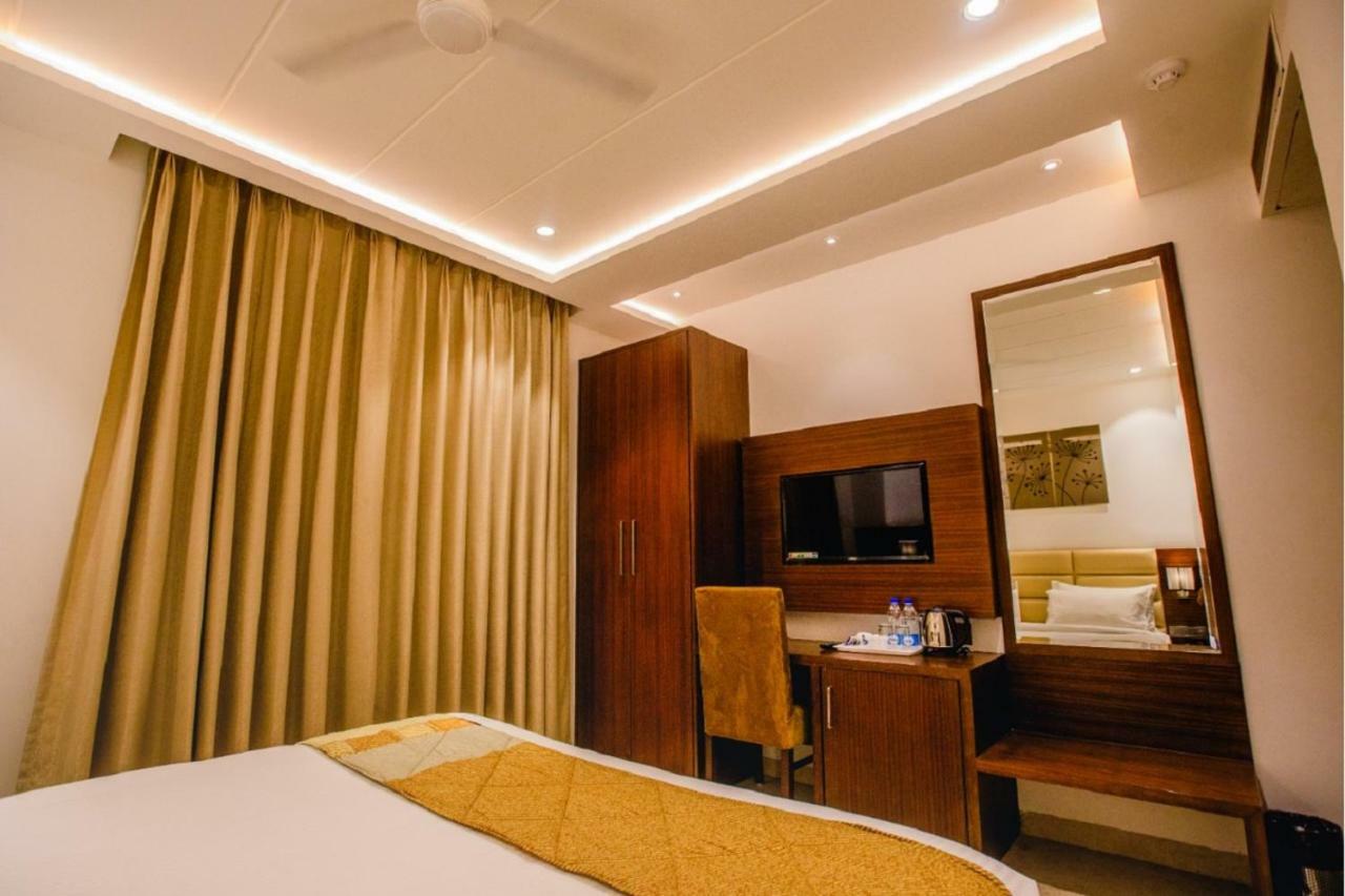 Nhà mặt đất 400 m² 21 phòng ngủ, 21 phòng tắm riêng ở Tajganj Agra  Ngoại thất bức ảnh