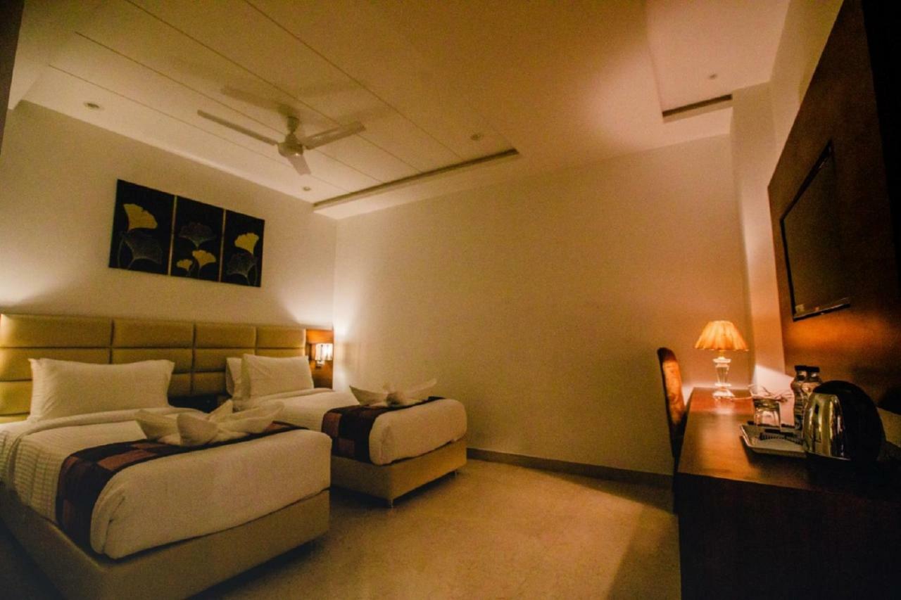 Nhà mặt đất 400 m² 21 phòng ngủ, 21 phòng tắm riêng ở Tajganj Agra  Ngoại thất bức ảnh