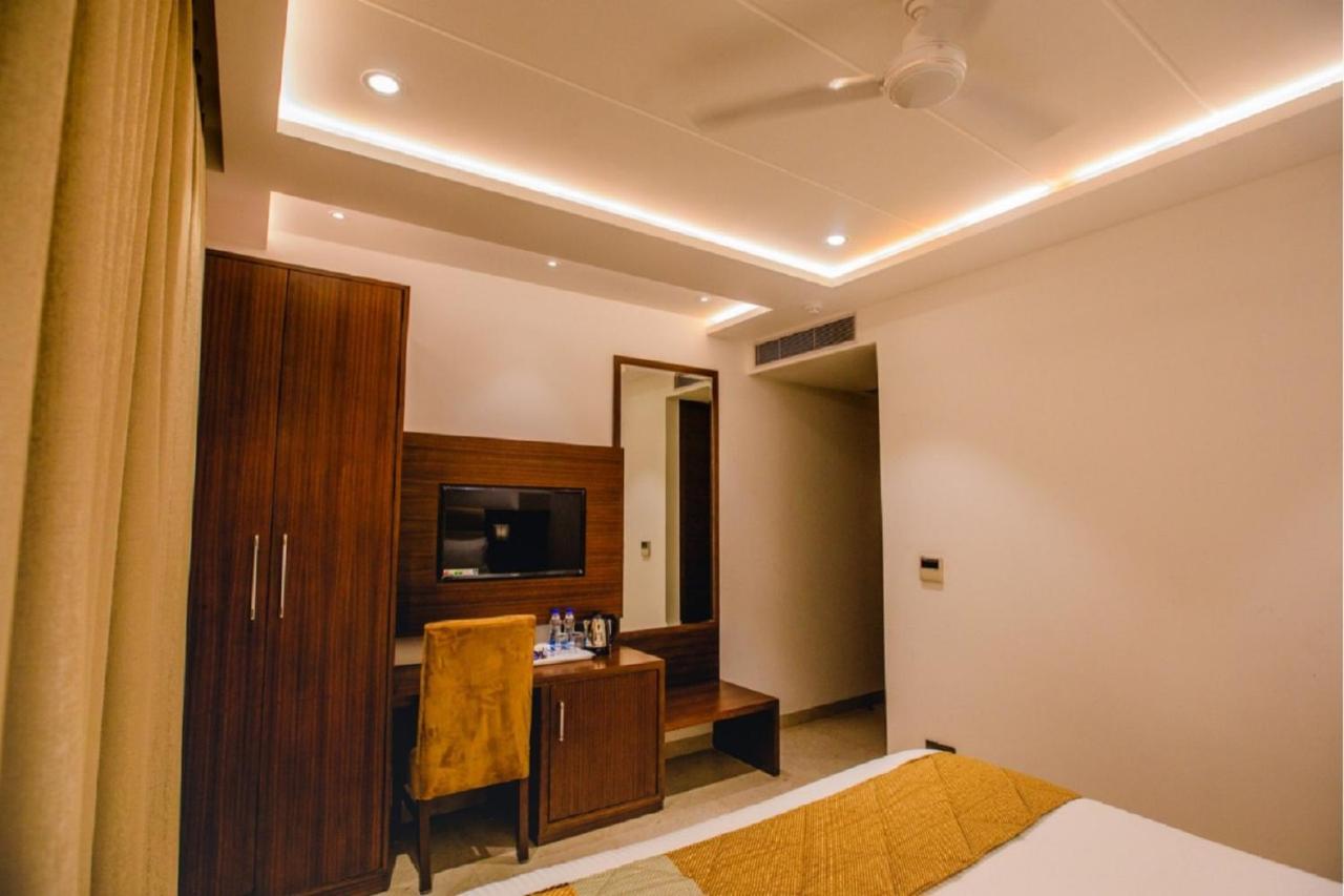 Nhà mặt đất 400 m² 21 phòng ngủ, 21 phòng tắm riêng ở Tajganj Agra  Ngoại thất bức ảnh